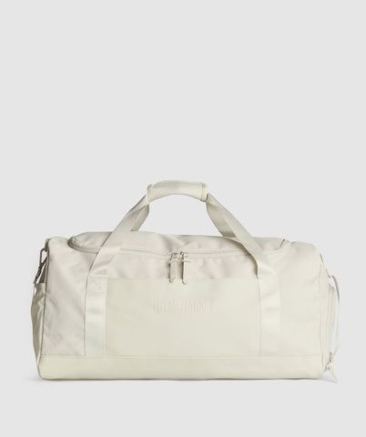 : A sleek and stylish holdall that's perfect for your everyday carry. #gymshark #gym #fitness Popflex Active, Home Gym On A Budget, Small Gym Bag, Athleisure Inspiration, Home Gym Essentials, Gym Kit, Athleisure Men, Gym Tote, Gym Shark