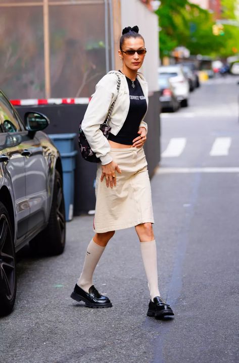 Bella Hadid Shoes, Nepo Baby, Tan Pencil Skirt, Bella Hadid Street Style, Outfit Planning, Celebrity Shoes, Style Transformation, Baby Bells, Strawberry Champagne