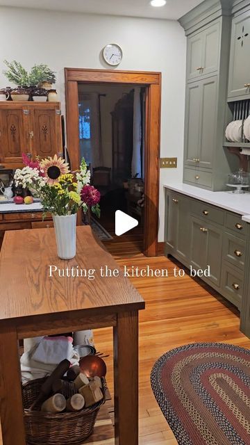 Old House Kitchen, Kitchen Cottage, Kitchen Country, American Farmhouse Style, Space Kitchen, Home Simple, Clean Space, Farmhouse Vintage, Old Farm Houses