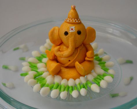 ganesha in fondant Ganesha Model With Clay, Clay Ganpati For Kids, Ganesh Making With Clay Ideas, Ganpati Made By Clay, Ganapati Making With Clay, Arti Thali Decoration, Ganesha Rangoli, Clay Ganesha, Ganesh Chaturthi Decoration