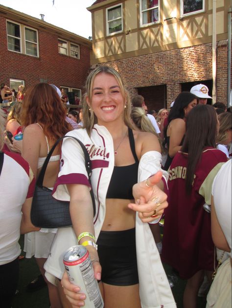 Football Szn Aesthetic, Boston College Tailgate, Senior Year College Aesthetic, Trendy Gameday Outfit, Ucf Game Day, White Out Game Outfit, College Game Day Aesthetic, Fsu Tailgate Outfit, College Tailgate Aesthetic