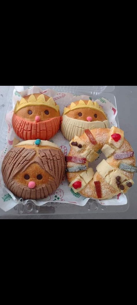 Rosca de reyes en forma de los 3 reyes Magos😍👑 New Year Pastry Ideas, Mexican Pastries, Fall Appetizers, Xmas Dinner, King Food, Mexican Dessert, Cute Baking, Hispanic Food, Sweets Cake