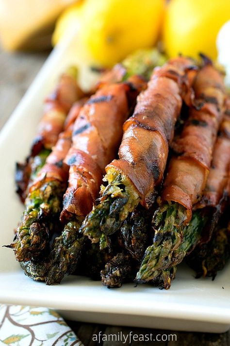 Parmesan-Coated Asparagus Wrapped in Prosciutto Asparagus Wrapped In Prosciutto, Asparagus Wraps, Prosciutto Recipes, Wrapped Asparagus, Wrapped In Bacon, Classic Appetizers, Prosciutto Wrapped Asparagus, Family Feast, It Goes On