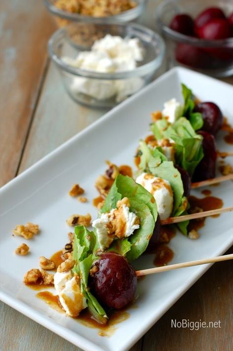 Oscar Party Food! - beet salad on a stick via http://NoBiggie.net Salad On A Stick, Salad Quinoa, Diy Easy Recipes, No Cook Appetizers, Beet Salad, Buffalo Wings, Snacks Für Party, On A Stick, Best Appetizers