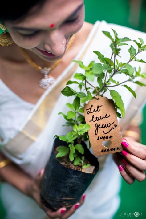 Eco-Friendly Favors That You Can Gift This Wedding Season! Reusable Wedding Decor, Eco Friendly Wedding Invitations, Eco Friendly Wedding Favors, Wedding Favors And Gifts, Wedding Giveaways, Eco Wedding, Indian Wedding Planning, Sustainable Wedding, Eco Friendly Wedding