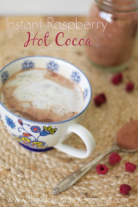 Instant Raspberry Hot Cocoa Mix (Dairy-free) Raspberry Hot Chocolate, Coconut Milk Whipped Cream, Hot Cocoa Mix Recipe, Hot Chocolate Mix Recipe, Holiday Beverages, Powder Drink, Jar Recipes, Hot Cocoa Mix, Chocolate Spoons