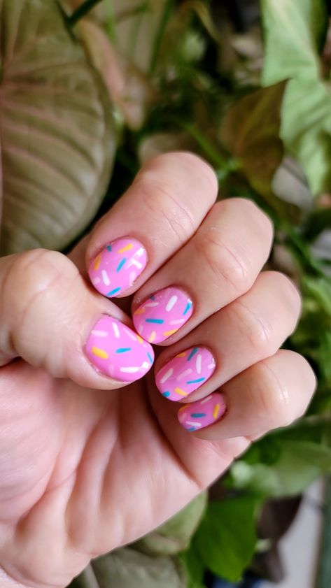 Nail art, nail designs, gel polish, short nails, donut nails Cute Pink Pedicure Ideas, Sprinkle Nail Designs, Pink Sprinkle Nails, Sprinkles Nails, Donut Nail Art, Birthday Cake Nails, Dessert Nails, Cake Nails, Sprinkle Nails