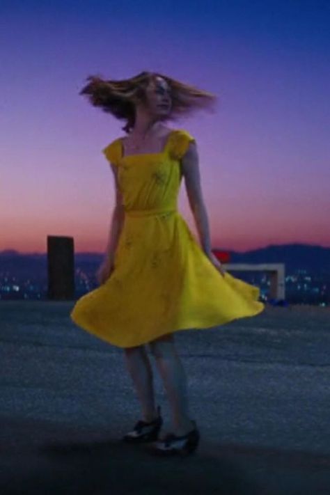 La La Land Outfits, Monochromatic Outfit, Iconic Dresses, Halloween Inspo, Movie Costumes, Emma Stone, Simple Colors, Wearing Red, Colourful Outfits