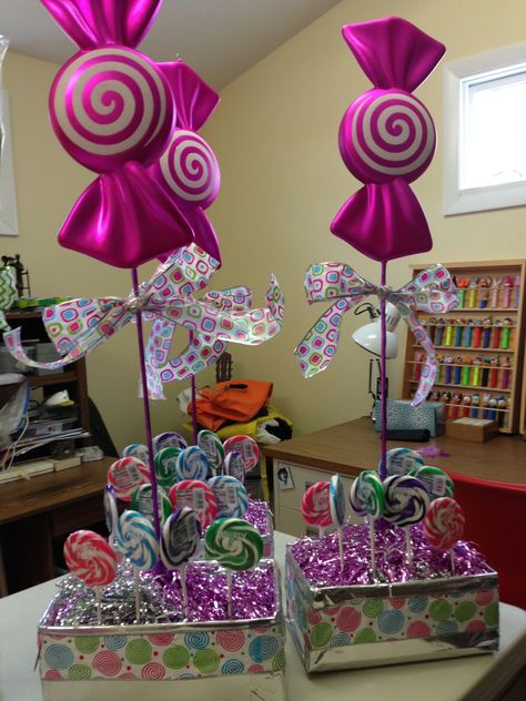 Candy box centerpieces with giant pink candy Hanging Candy Decorations, Candy Centerpieces For Party, Centerpieces With Candy, Candyland Centerpieces Ideas, Candy Centerpiece, Candy Decorations Diy, Candy Theme Birthday Party, Candy Themed Party, Candy Centerpieces