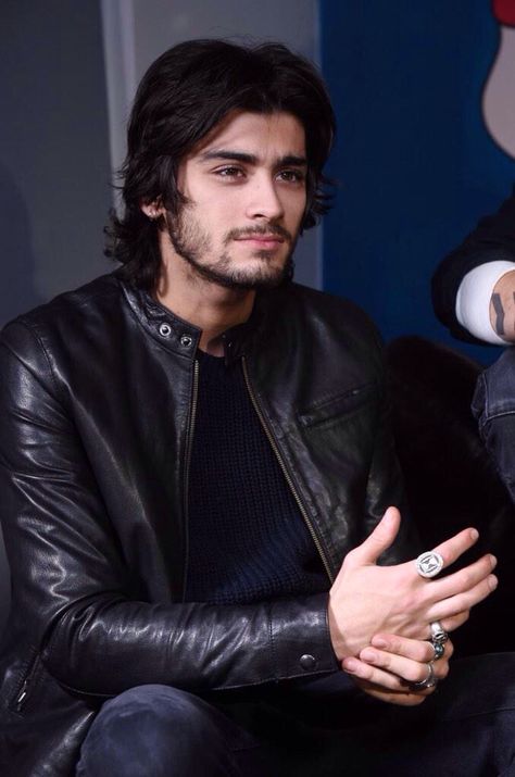 Zayn at the Who We Are book signing December 2014 Zayn Malik Hairstyle, Prince Hair, Zayn Malik Style, Gambar One Direction, Zayn Malik Photos, Zayn Malik Pics, One Direction Pictures, Most Handsome Men, Zayn Malik