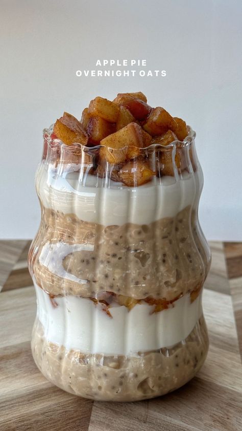 APPLE PIE OVERNIGHT OATS 🥧🍂 This is my go-to recipe for the creamiest overnight oats, and lemme tell you the cinnamon apple / parfait… | Instagram Apple Parfait, Apple Pie Overnight Oats, Breakfast In A Jar, Apple Snacks, Oat Recipes Healthy, Apple Maple, Overnight Oats Recipe Healthy, Parfait Recipes, Cinnamon Apple