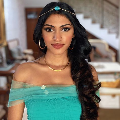 Princess Jasmine Makeup Halloween, Jasmine In Hair, Princess Jasmine Makeup, Princess Jasmine Cosplay, Jasmine Makeup, Princess Halloween Costume, Princess Makeup, Fashion Show Dresses, Disney Jasmine