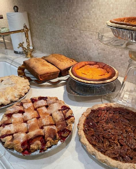 Friendsgiving Spread, Baking Portfolio, Thanksgiving Catering, Friendsgiving Dinner Party, Dinner Buffet, Thanksgiving Breakfast, Wedding Cake Cookies, Thanksgiving Friendsgiving, Party Hosting