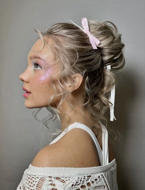 Barbie Movie Hair, Hair Styles Design, Marie Antoinette Hairstyle, Marie Antoinette Makeup, Girls Hair Styles, Princess Makeup, Movie Series, Halloween This Year, Haircut Hairstyle