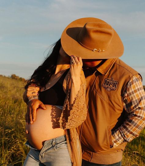 Maternity Photos With Cowboy Hat, Maternity Pictures Cowboy Boots, Lighthouse Maternity Pictures, Western Maternity Pictures With Husband, Maternity Cowgirl, Pregnant Cowgirl Outfits, Pregnant Pictures Ideas, Cowgirl Maternity Shoot, Western Pregnancy Photoshoot