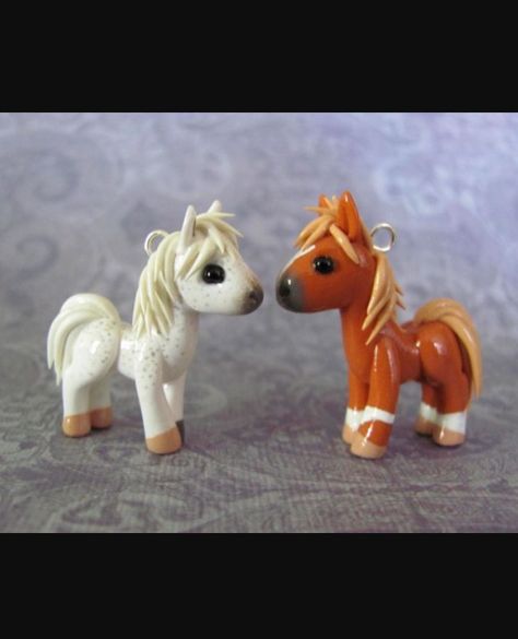 These clay horses look so realistic I wish I was that talented Cute Polymer Clay Charms, Clay Horses, Clay Horse, Fimo Kawaii, Diy Fimo, Fimo Polymer Clay, Clay Things, Polymer Clay Figures, Sculpey Clay