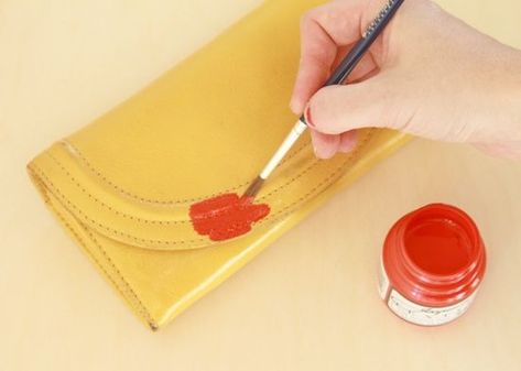 how to paint a leather wallet or clutch Leather Purse Diy, Purse Painting, Leatherworking Ideas, Painted Purses, Leather Painting, Angelus Paint, Painted Objects, Design Learning, Painted Leather Bag