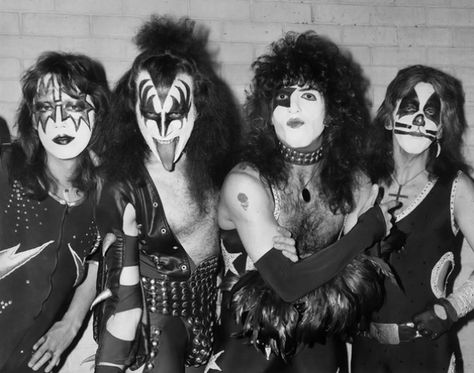 Kiss: The Pagan Beasties of Teenage Rock - Rolling Stone's 1977 feature on the fearless foursome Banda Kiss, Kiss Songs, Classic Rock Artists, Eric Singer, Kiss Members, Vintage Kiss, Peter Criss, Kiss Army, Kiss Pictures