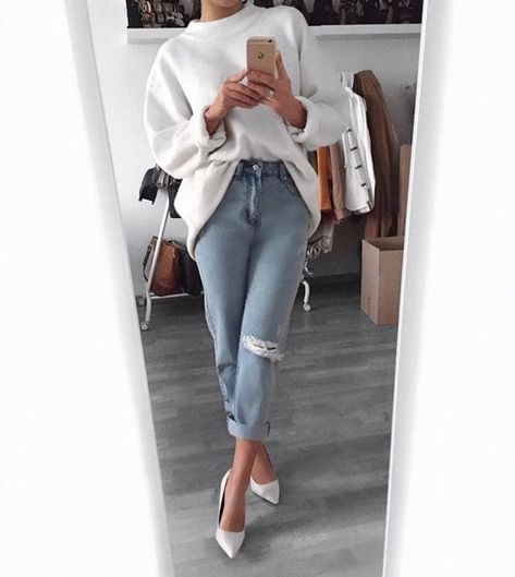 White heels - point toe heels - misguided rip knee jeans - oversized white sweater - mirror ootd - fall outfit Pointy Heels Outfit, Mum Jeans, Ripped Knee Jeans, Pointy Heels, Outfit Jeans, Jeans Outfit, White Sweater, Inspiration Mode, Outfits Casuales