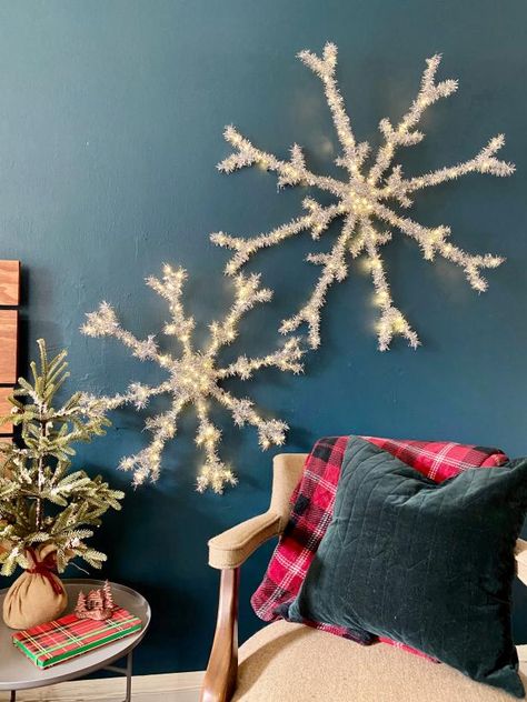 Led Snowflake Lights, Christmas Decorations Diy Outdoor Winter Wonderland, Diy Light Up Snowflakes, Outdoor Snowflakes Diy, Diy Lighted Snowflake, Outdoor Snowflake Decor, Diy Outdoor Snowflakes, Large Snowflakes Diy, Lighted Snowflakes