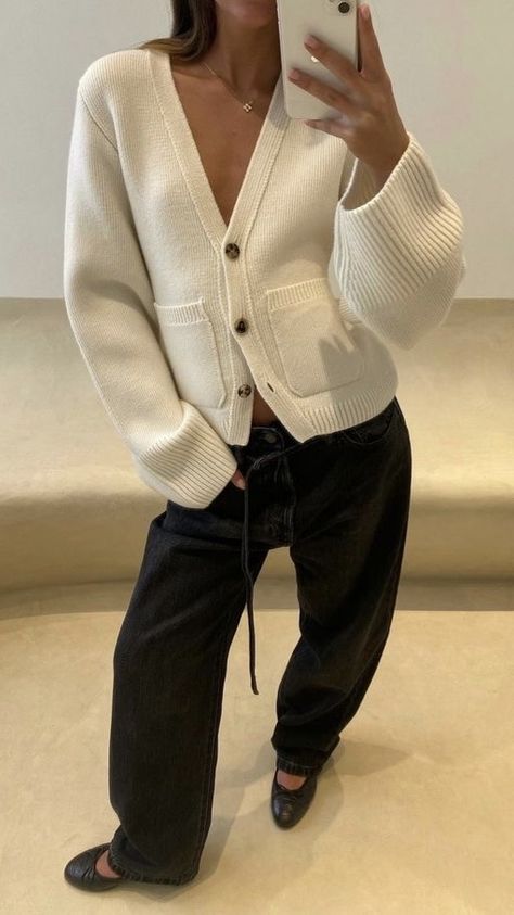 Women’s Jacket Outfit, White Cardigan Outfit Spring, Look Adidas, Estilo Indie, Skandinavian Fashion, Uni Outfits, Cold Outfits, Cardigan Outfits, Cute Fall Outfits