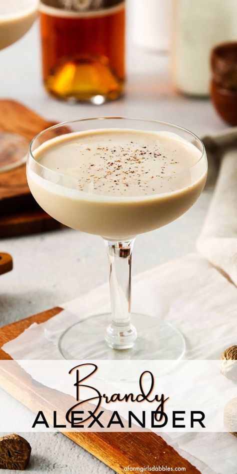 Brandy Alexander Cocktail, Holiday Entertaining Food, Brandy Alexander, Fall Soup Recipes, Fall Recipes Healthy, Boozy Desserts, Apple Dessert Recipes, Chili Recipe Easy, Chocolate Liqueur