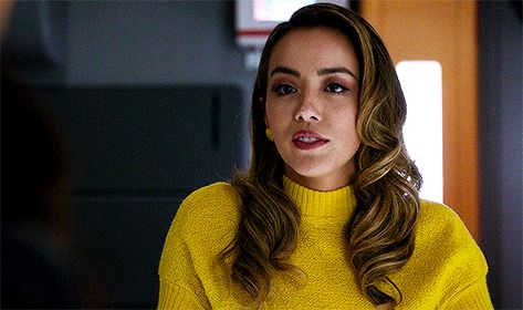 Oh, burger, you're cute. Daisy Johnson Gif, Dj Gif, Agents Of Shield Daisy, Chloé Wang, Daisy Johnson, Chloe Bennet, Marvel Daredevil, Agents Of Shield, High School Sweethearts