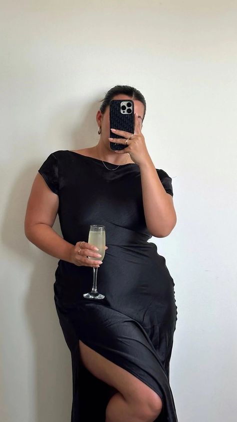 Short Black Dresses With Sleeves, Mid Size Black Dress, Wedding Guest Outfit For Plus Size Women, Graduation Plus Size Outfits, Black Wedding Guest Dress Plus Size, Plus Size Midi Dress Formal, Mid Size Formal Dress, Black Midi Bridesmaid Dress, Plus Size Wedding Guest Dresses Formal