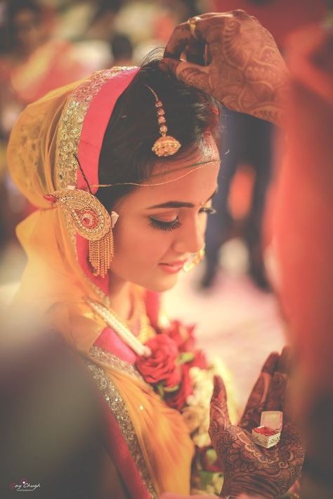 Rajasthani Bride, Indian Wedding Poses, Mehendi Ceremony, Indian Wedding Photography Couples, Indian Bridal Photos, Indian Wedding Couple Photography, Bride Photography Poses, Indian Wedding Couple, Indian Wedding Photography Poses