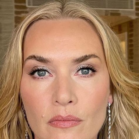 Hair By Sam McKnight on Instagram: "The gorgeous Kate Winslet ✨ Hair by @nicolaclarkecolour using #HairBySamMcKnight ❤️  “Kate Winslet tonight for the Premiere of her new film ‘LEE’ - about the life and work of the extraordinary Lee Miller (and a real labour of love for Kate that she worked on for 9 years!!)” @lisaeldridgemakeup @nicolaclarkecolour   Hair @nicolaclarkecolour using @hairbysammcknight Styling @cheryl_konteh  Makeup by @lisaeldridgemakeup Dress @jennypackham" Kate Winslet Makeup, Kate Winslet Hair, Kate Winslet Style, Sam Mcknight, Lee Miller, Facepaint, Kate Winslet, Iconic Women, Labour