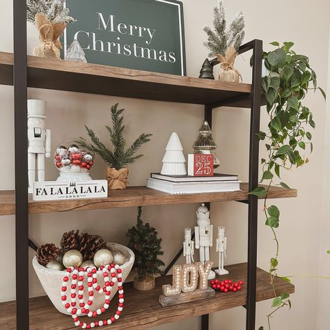 Christmas Decorations On Shelves, Christmas Bookcase Decor Living Room, Christmas Bookshelf Styling, Bookshelf Styling Christmas, Book Shelf Christmas Decor, Winter Bookshelf Decor, Book Shelf Christmas Decor Ideas, Christmas Decoration Tv Stand, Modern Christmas Bookshelf Decor