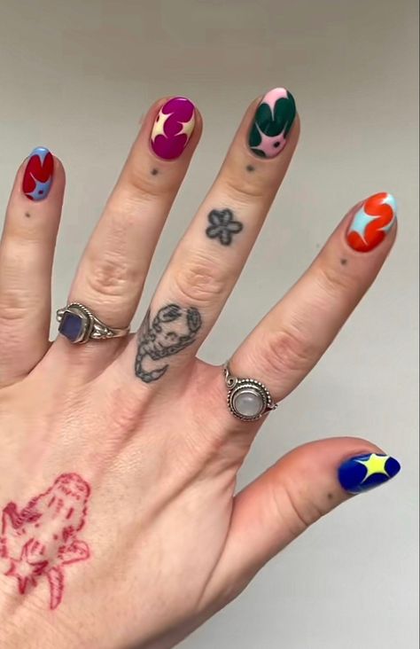 Easy Nail Gel Designs, Freehand Nail Designs, Primary Color Nails Design, David Bowie Inspired Nails, Unique Green Nails, Doodles On Nails, Short Nail Designs Maximalist, Street Nails Designs, Nail Designs Different On Each Nail