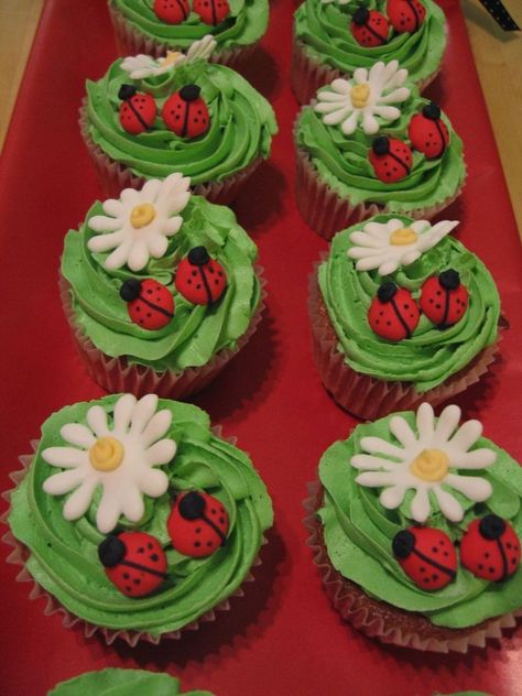 Green Royal Icing, Ladybird Cupcakes, Cupcakes To Go, Bug Cupcakes, Ladybug Cakes, Ladybug Cupcakes, Bug Cake, Ladybug Cake, Owl Cupcakes