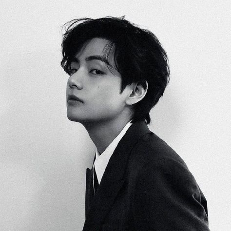 #taehyung #bts #icon #dark #bangtan #hot #v #tae #sexy Bts Black And White, Jung So Min, V Video, Albus Dumbledore, Taehyung Photoshoot, Kim Taehyung Wallpaper, 인물 사진, Black And White Pictures, Blackpink Photos