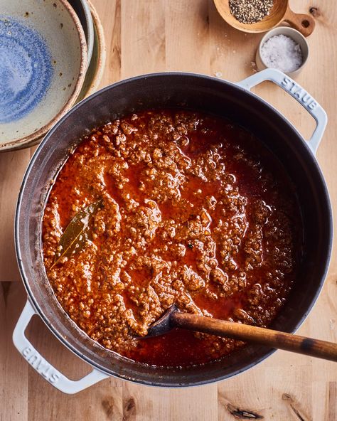 Perfect Bolognese Sauce, Anne Burrell Bolognese, Bolognese Sauce Authentic Italy, Authentic Bolognese Sauce Italian, Italian Bolognese Sauce Authentic, Spagetti Bolognese Recipe, Meatball Bolognese, Bolognese Recipe Easy, Bolognese Recipes