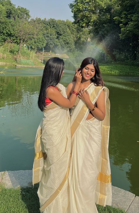 Sisters Photoshoot Poses In Saree, South Indian Look Poses, Onam Saree Poses With Friends, Saree Pose With Bestie, Saree Poses With Sister, Saree Group Poses, Saree Poses With Bestie, Onam Poses, Saree Poses With Friends