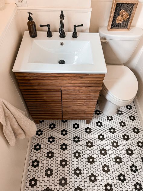 Try the Trend: Penny Tile — Aratari At Home Penny Tile Bathroom, Penny Tile Backsplash, Penny Tiles Bathroom, Penny Tile Floors, Gallery Wall Printables, Penny Tile, Tile Trends, Tile Inspiration, Hexagon Shape