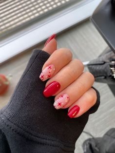 Red Christmas Nails Short Almond, Red Shirt Nail Designs, Red Christmas Nails Short Square, Red Nails For Christmas Holidays, Red Christmas Gel Nails Short, Red Short Christmas Nails, Miseltoe Nails, Christmas Nails Short Round, Christmas Nails Almond Short