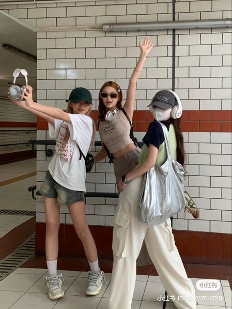 Friendship Photoshoot, Friend Pictures Poses, 사진 촬영 포즈, Friend Poses Photography, Best Friends Aesthetic, Cute Friend Photos, Foto Poses, Friend Poses, Instagram Photo Inspiration