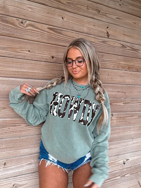 Cute Southern Outfits, Western Winter Outfits, Western Boho Outfits, Punchy Outfits, Western Girl Outfits, Southern Outfits, Western Wear Outfits, Cute Country Outfits, Country Sweatshirts