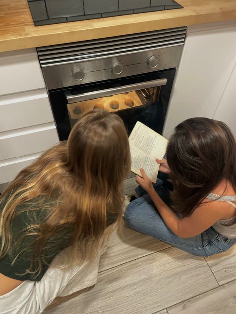 Baking With Your Bestie, Soft Friends Aesthetic, Mum Of The Group Aesthetic, Friends Aesthetic At Home, Faceless Bestie Pics, Bestie Apartment Goals, Fall Aesthetic With Friends, Friends In Living Room, Best Friend Roommate Aesthetic