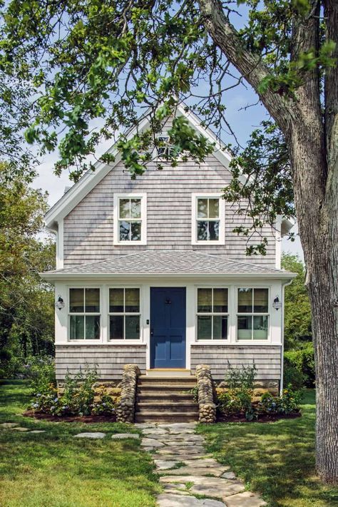 Charming agrarian cottage provides a family escape on Martha's Vineyard Cape Cod House Exterior, Newport House, Farmhouse Colonial Exterior, Small Cottage Homes, Farmhouse Colonial, Colonial Exterior, Cottage Exterior, Shore House, Cape House