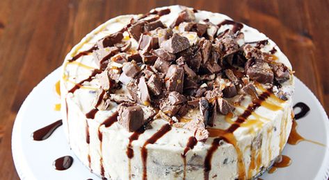 Candy Bar Ice Cream, Twix Ice Cream, Leftover Halloween Candy Recipes, Diy Ice Cream Cake, Ice Cream Cake Recipe, Mars Bar, Crunch Cake, Diy Ice Cream, Cream Cakes