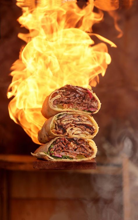 This meat-loaded snack is on fire! This stunning fire photography is just on point as the background gives the subject more life. Credits to Slashio Photography for this amazingly creative photo. Want to bring your food products to life? Visit 👉 https://suzannajjarphotography.com/ Burger Plating, Platter Appetizers, Creative Pizza, Amazing Food Photography, Platter Ideas, Plating Ideas, Pizza Burger, Food Platter, Serving Ideas