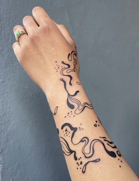 Circle Shaped Tattoos, Swirly Tattoo, Tattoo Main, Swirl Tattoo, Around Arm Tattoo, Artsy Tattoos, Funky Tattoos, Handpoke Tattoo, Dream Tattoos