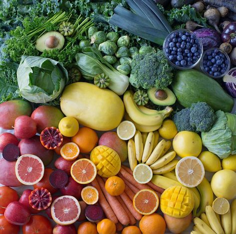 Rainbow food// fruits and veggies// eat the rainbow // vegan // Saved to High Vibe Whole Foods by Indigo Sunshine Eat The Rainbow Aesthetic, Health Asethic, Plant Based Low Carb, Whole Foods Aesthetic, Vision Binder, Wellness Cafe, Mood 2024, 2024 Manifestation, Vision 2024