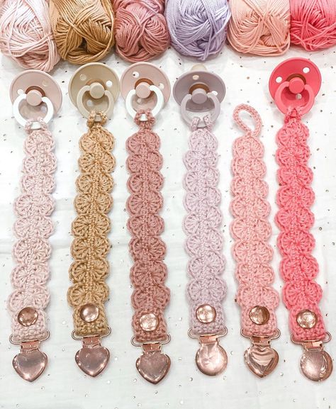 🐰彡 Doudou crochet pour bébé 彡🐰 on Instagram: “Surprise !!! 🎉🌈 -10% sur les attaches tétines rose gold et sa tétine BIBS avec le code JOYEUXNOEL Pendant 24h 😅 Derniers modèles…” Baby Crochet, Bibs, Crochet Baby, Rose Gold, Personalized Items, Couture, Crochet, Pendant, Gold