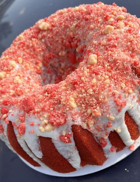 Strawberry Crunch Pound Cake, Crunch Pound Cake, Pond Cake, Strawberry Crunch Cake, Strawberry Crunch, Köstliche Desserts, Pound Cake Recipes, Cake Ingredients, Pound Cake