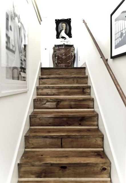 Pallet stairs. This would go w my rustic wooden island I want some day in my country river house ;) Barn Wood Stairs, Diy Staircase, Casa Vintage, Wood Stairs, Wooden Stairs, Style At Home, Staircase Design, Home Fashion, Home Decor Tips