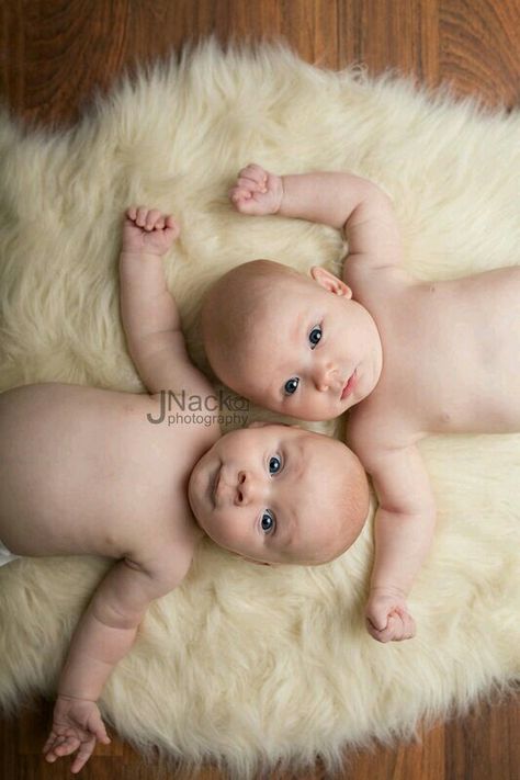 Twin Six Month Pictures, 3 Month Old Twins Photography, 3 Month Twins Photoshoot, Twin 3 Month Pictures, 6 Month Twin Picture Ideas, Twin Picture Ideas, Baby Pictures Ideas, Twin Babies Pictures, Newborn Twin Photos